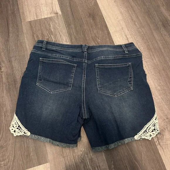 Venus Jean Shorts with Lace - Picture 3 of 4